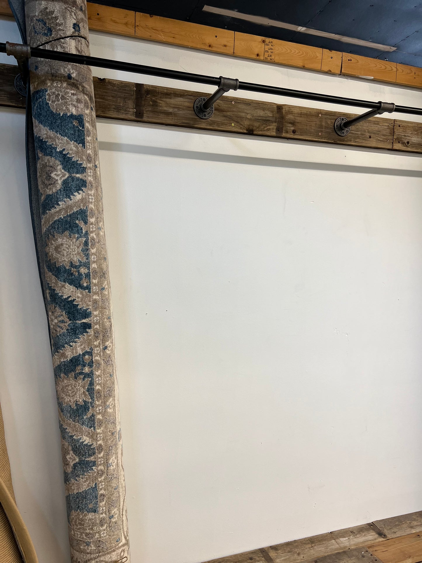 Sofia SOF378 Power Loomed Area Rug - Safavieh Retail: $302- $399