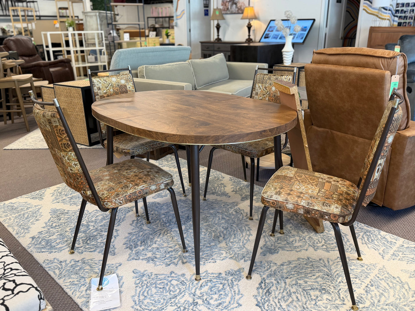 Gorgeous Vintage Table and 4 Chairs *donated