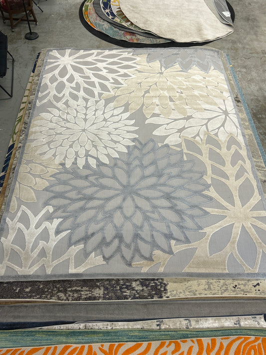 9’6” x 13’ area rug (indoor / outdoor)