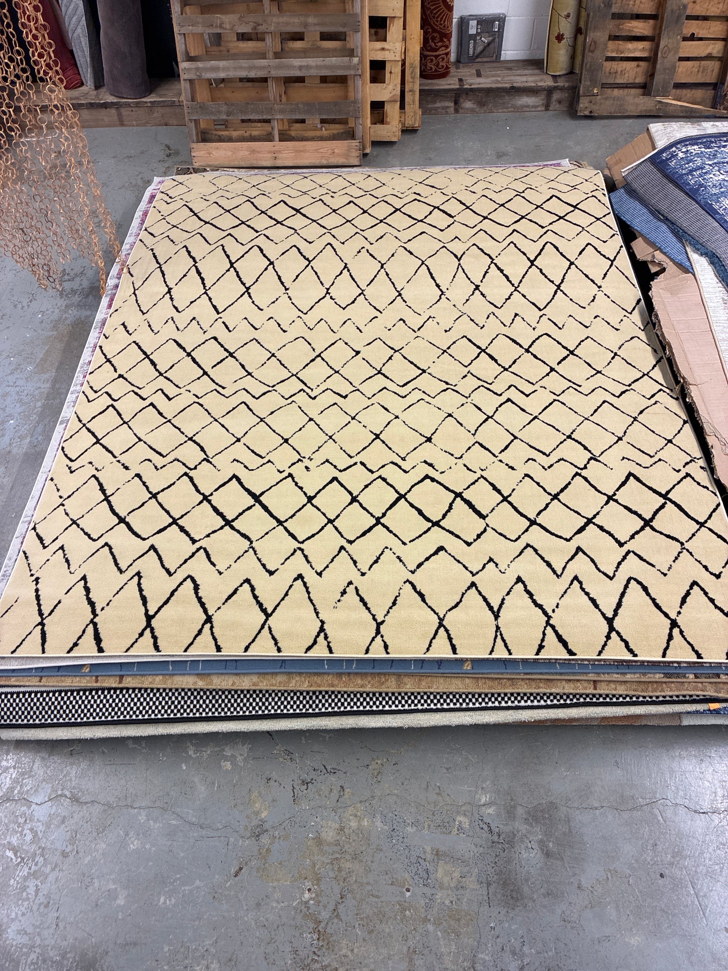 8 x 10 Cream and Black Area Rug