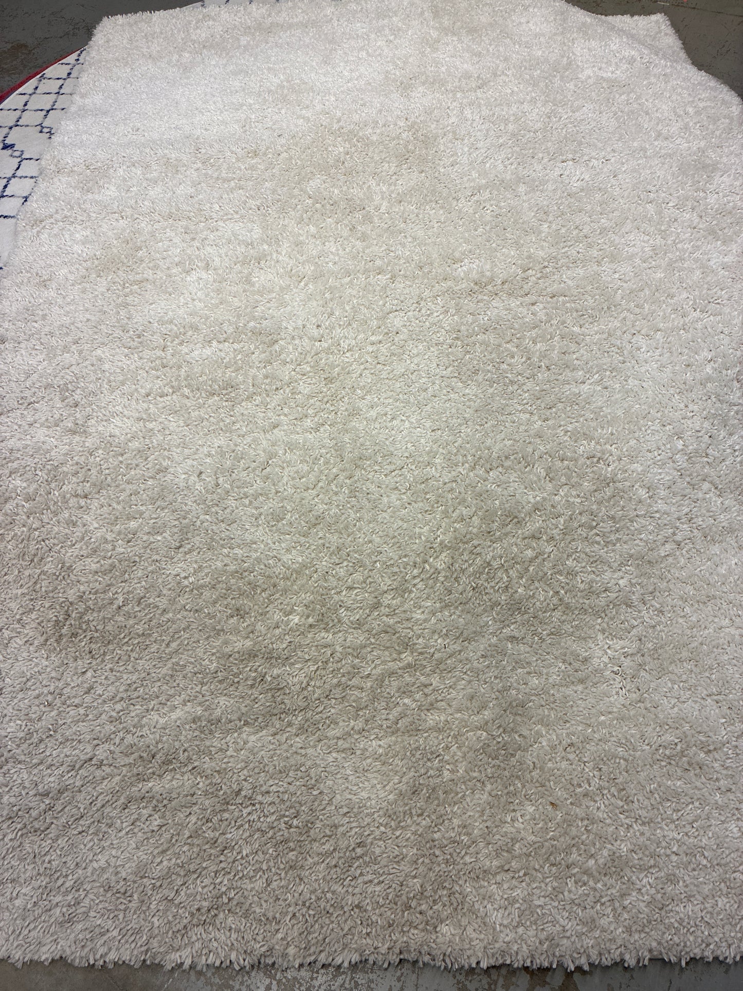 7 x 9 cajón white shag rug (as is dirty spots)