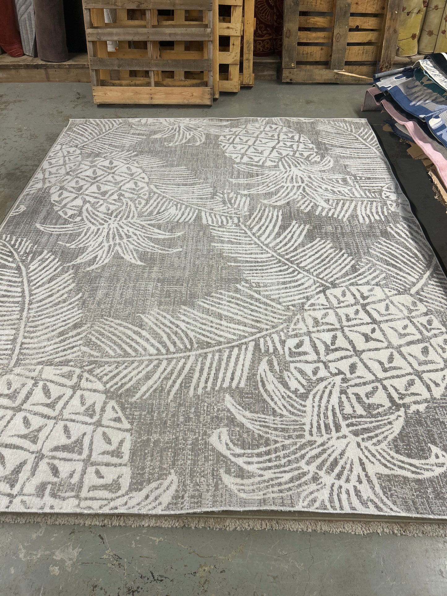 8 x 10 - grey and white rug