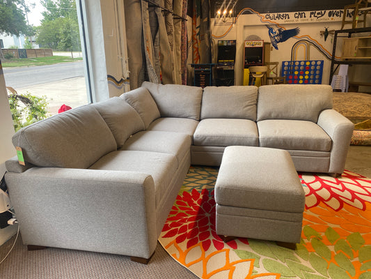 Thomasville Langdon Fabric Sectional with Storage Ottoman | Retail Price: $1599