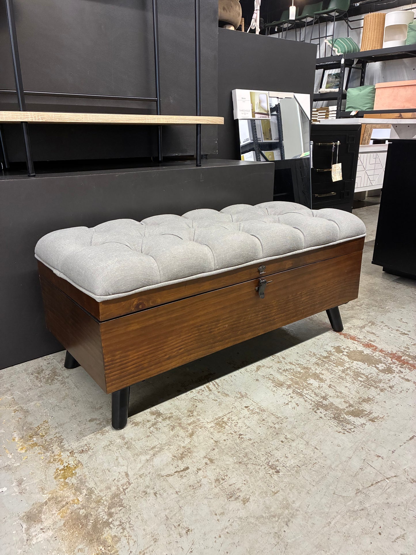 SAFAVIEH Liam Rustic Tufted Cocktail Linen Ottoman with Storage, Grey/Dark Oak | Retail Price: $315