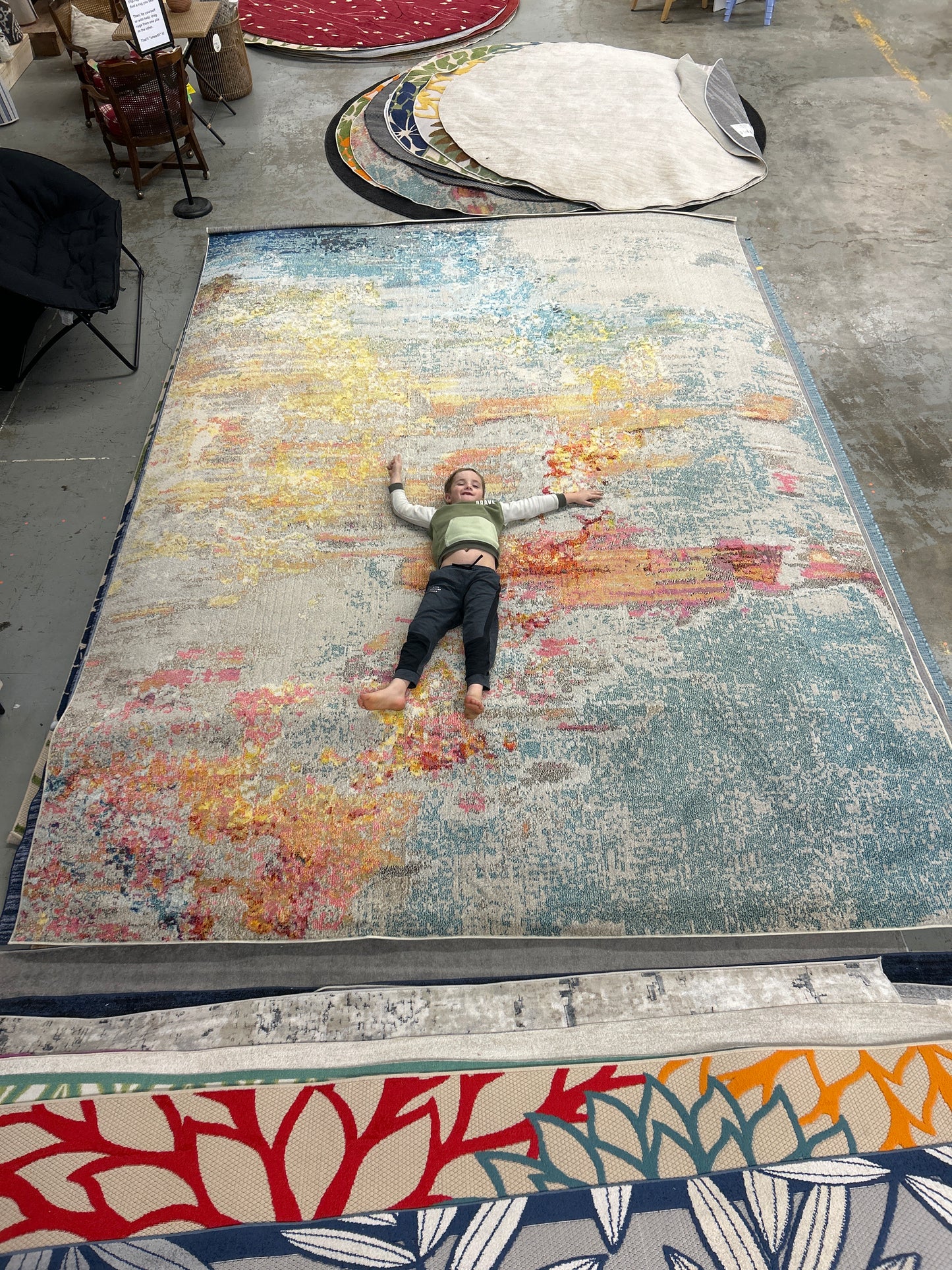 10’ x 14’ abstract area rug ￼