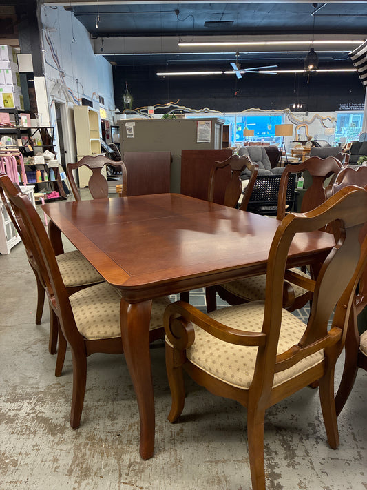 Thomasville Dining Set with Extendable Table and 8 Chairs *donated