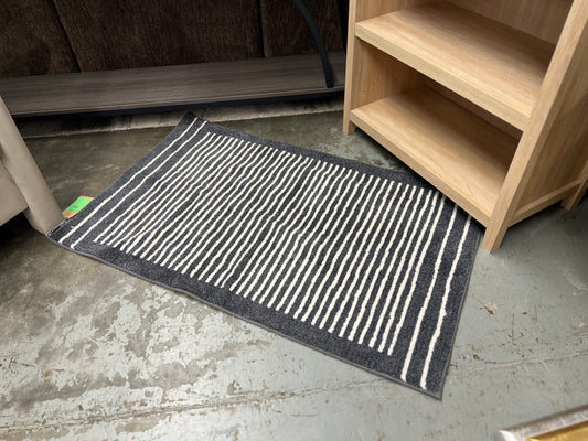 2'6"x4' Washable Knitted Stripe Accent Rug - Threshold Retail: $35
