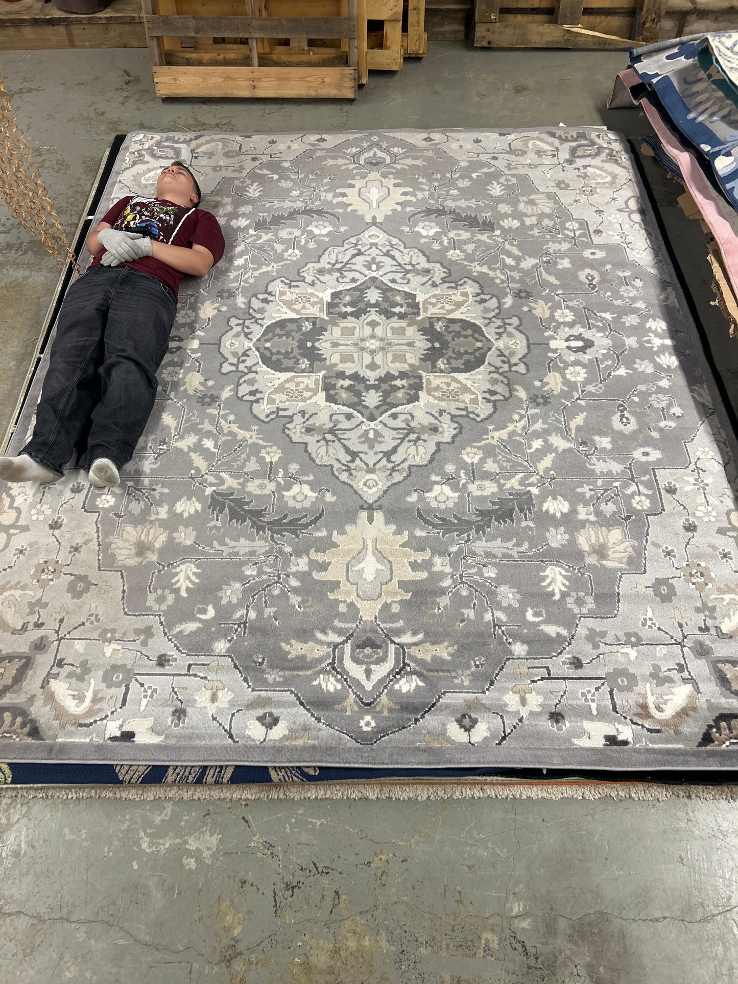 8 x 10 gray pattern rug ￼