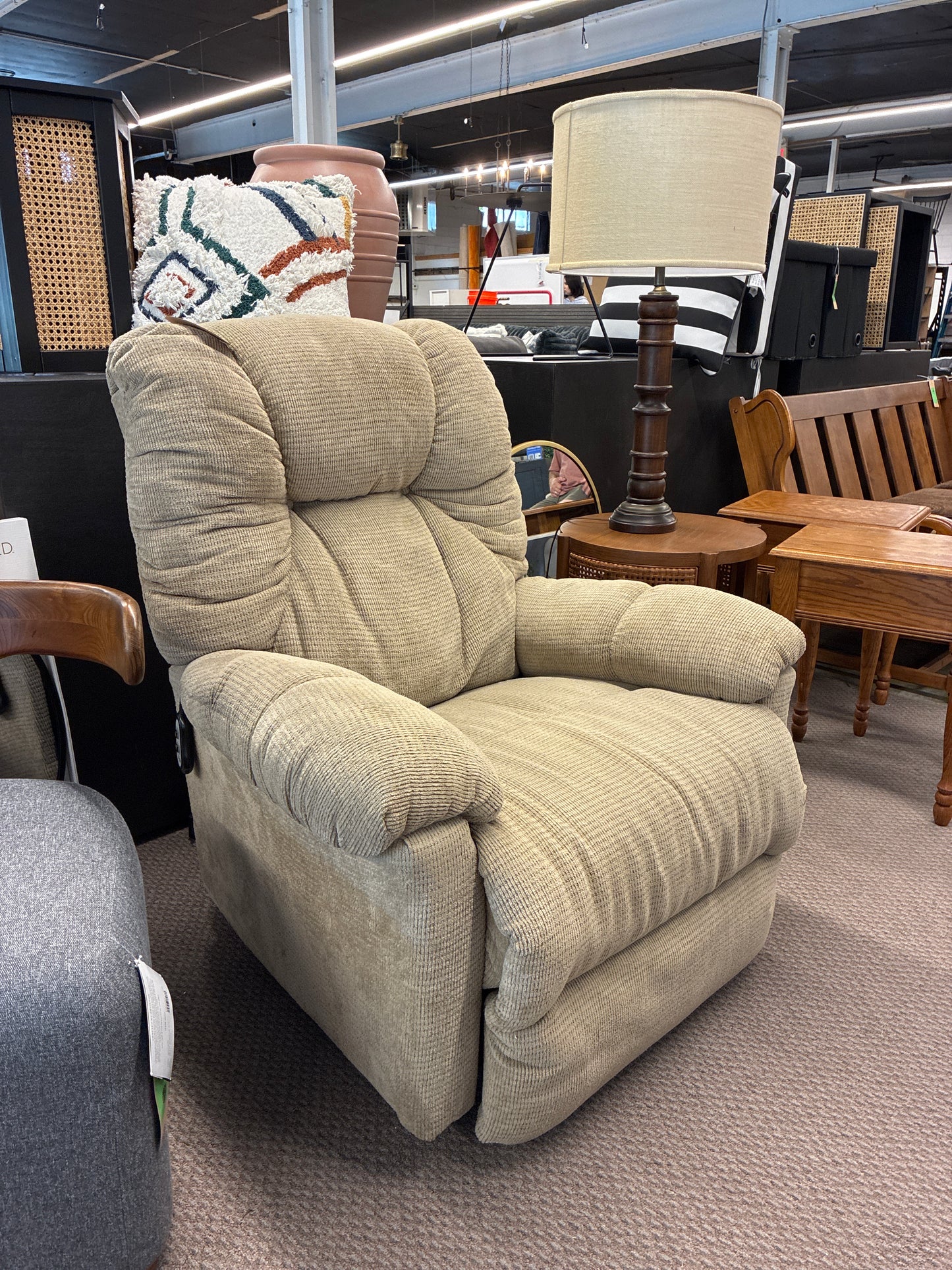 Felix Upholstered Powered Lift Chair in Beige *donated