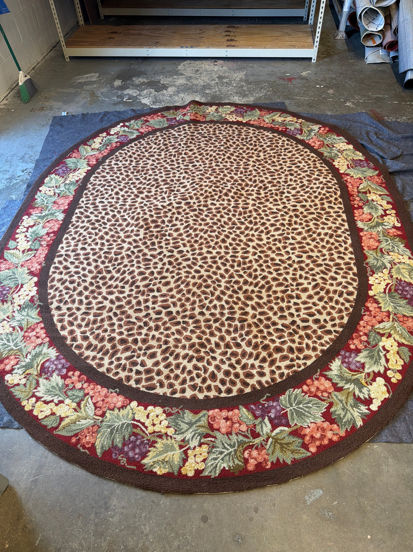 9’4” x 7.5’ oval rug