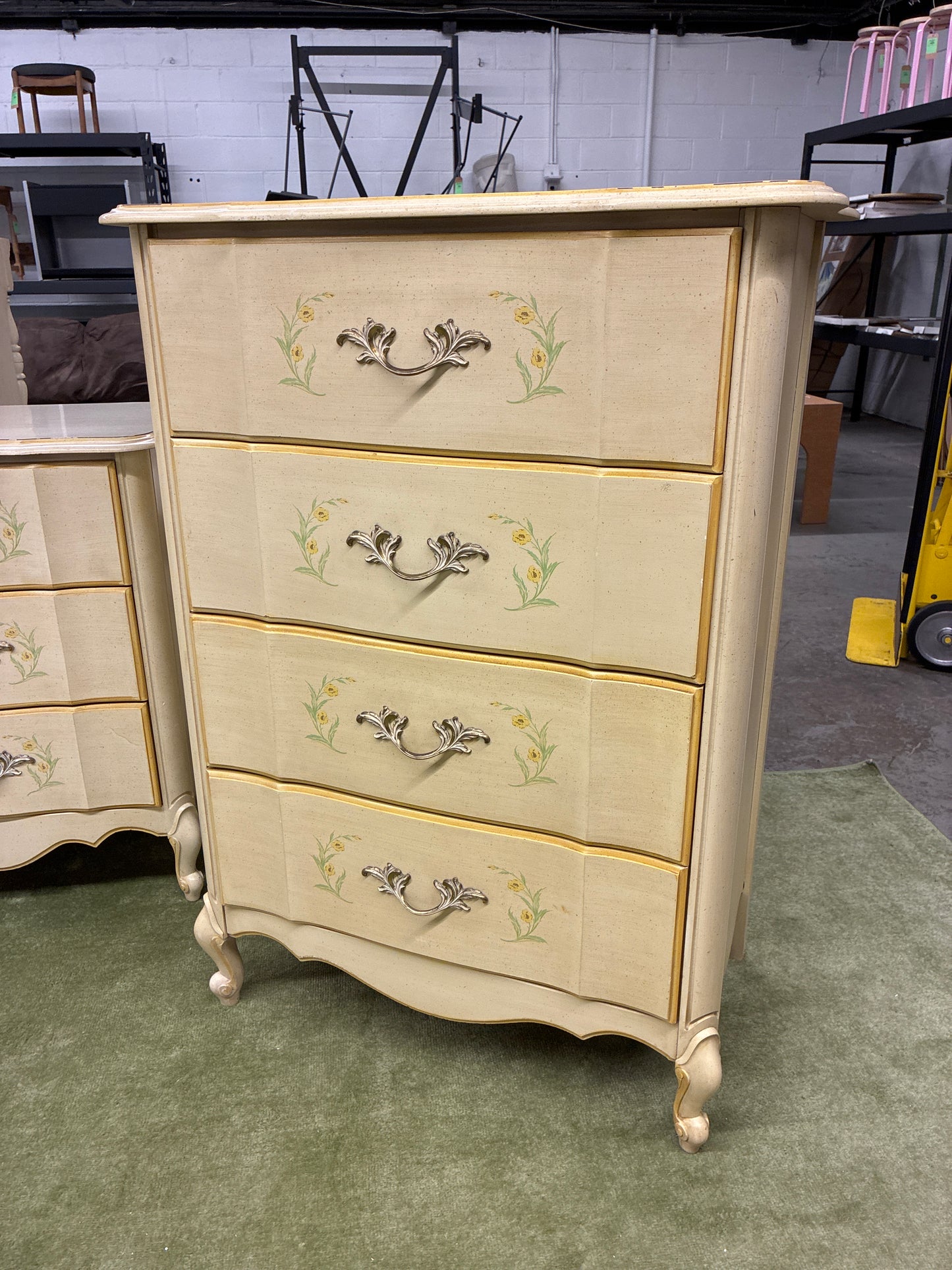 Vintage French Provincial 4 Drawer Chest of Drawers *donated