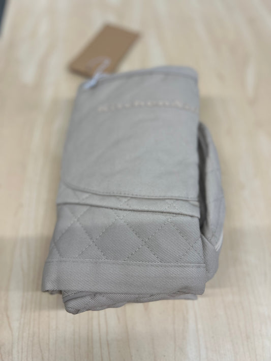 KITCHENAID Fitted Tilt-Head Stand Mixer Cover with Storage Pocket, Quilted 100% Cotton,14.4"x18"x10" Retail: $18.99 Amazon