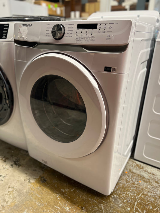 Samsung 4.5-cu ft High Efficiency Stackable Front-Load Washer (White) ENERGY STAR Retail: $899 Scratch on side