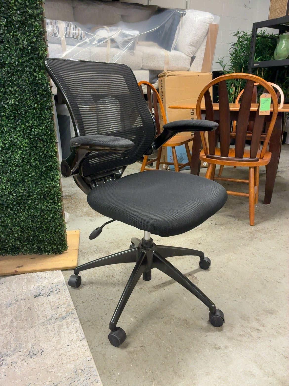 Realspace Calusa black mesh office chair