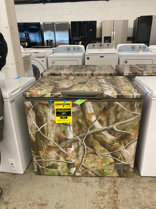 Hotpoint 8.8-cu ft Manual Defrost Chest Freezer (Camouflage) Retail: $449