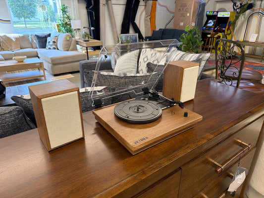Victrola Kingfield oak finish turntable with two bookshelf speakers and clear dust cover
