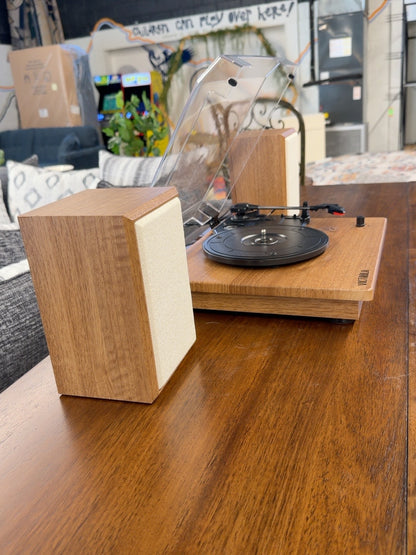 Side view of Victrola Kingfield turntable and matching bookshelf speakers