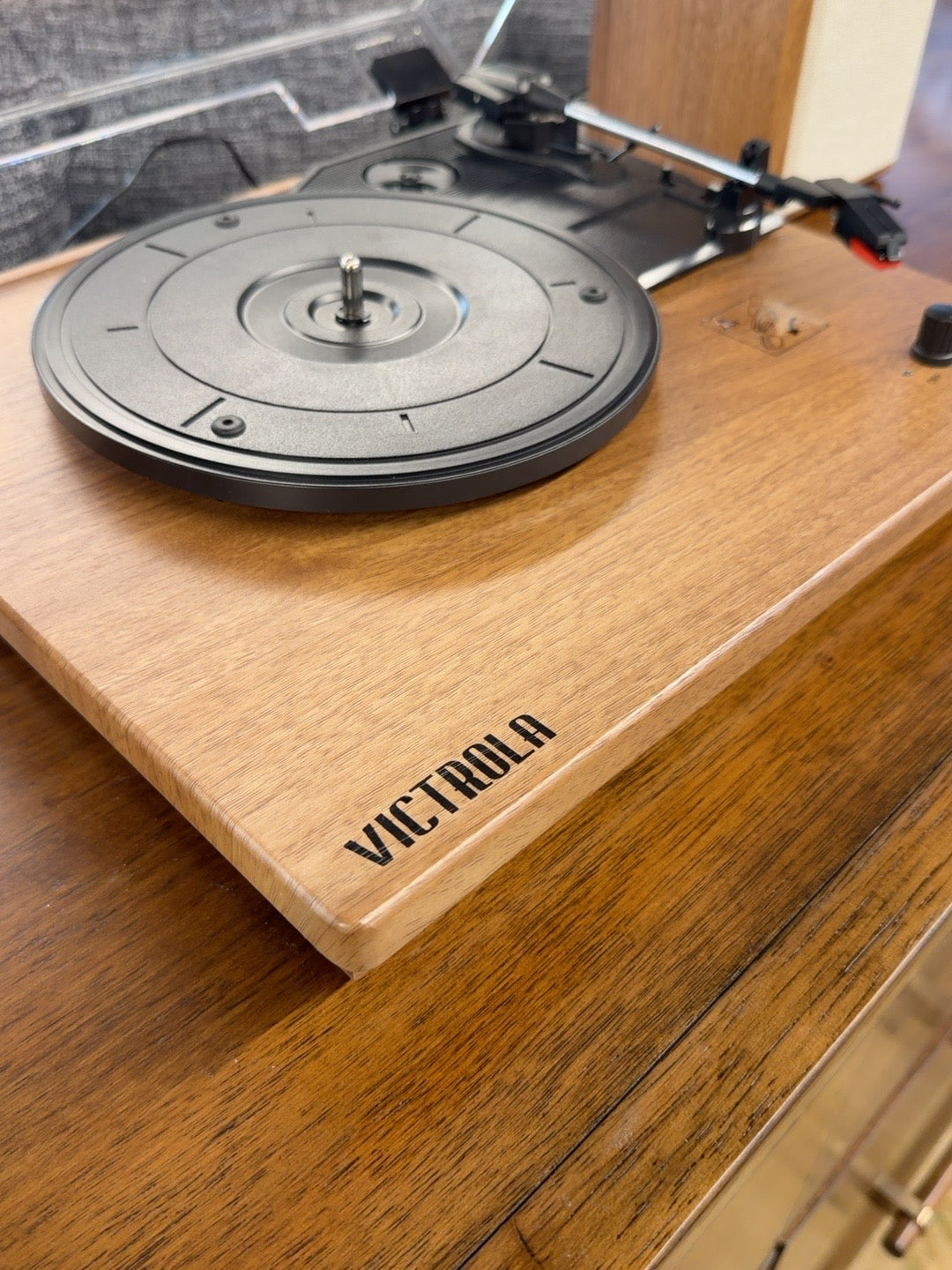 Victrola Kingfield turntable platter and oak finish close-up
